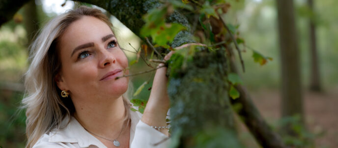 Model Nienke Poseert Bij Boom
